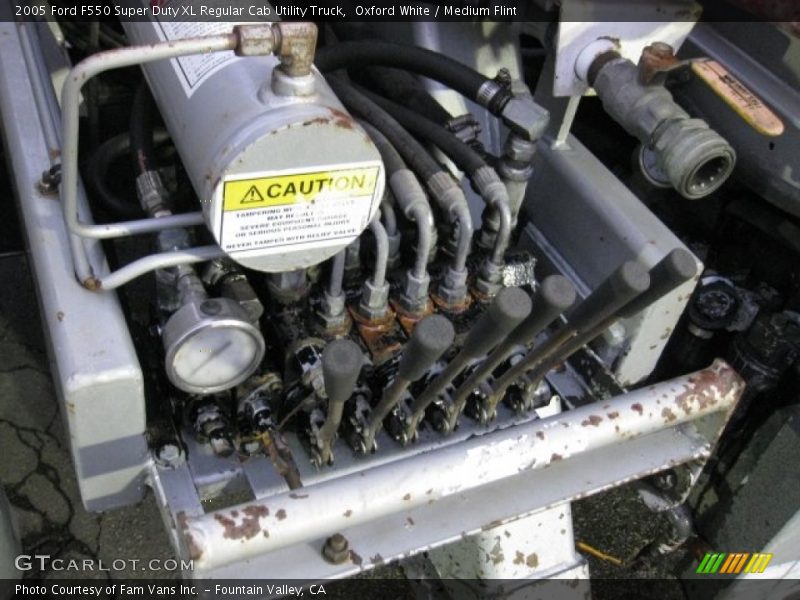 Oxford White / Medium Flint 2005 Ford F550 Super Duty XL Regular Cab Utility Truck