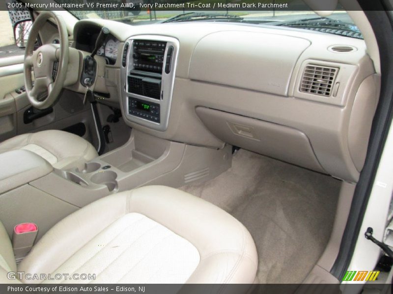 Dashboard of 2005 Mountaineer V6 Premier AWD