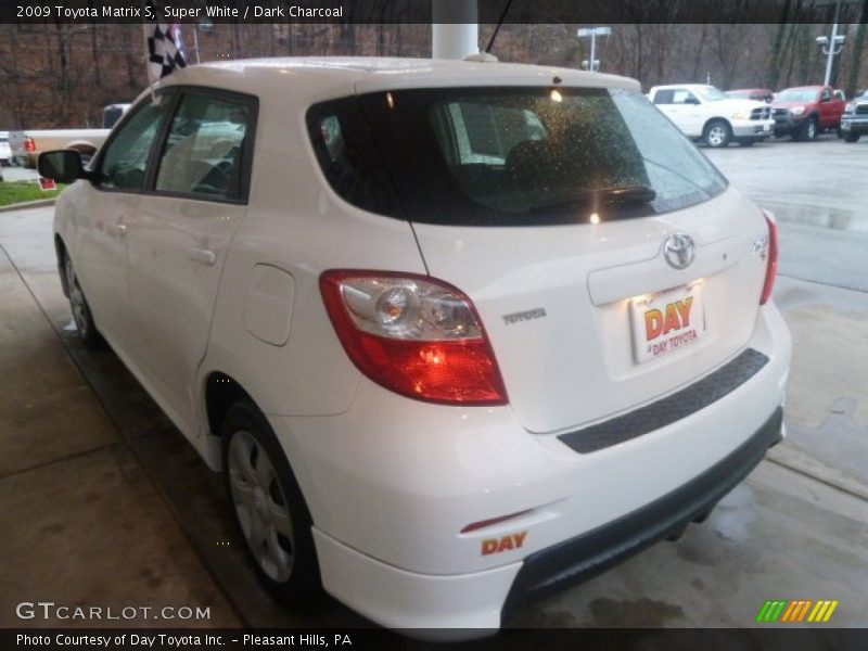 Super White / Dark Charcoal 2009 Toyota Matrix S