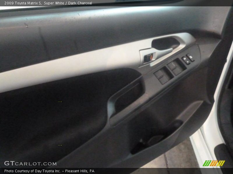 Super White / Dark Charcoal 2009 Toyota Matrix S