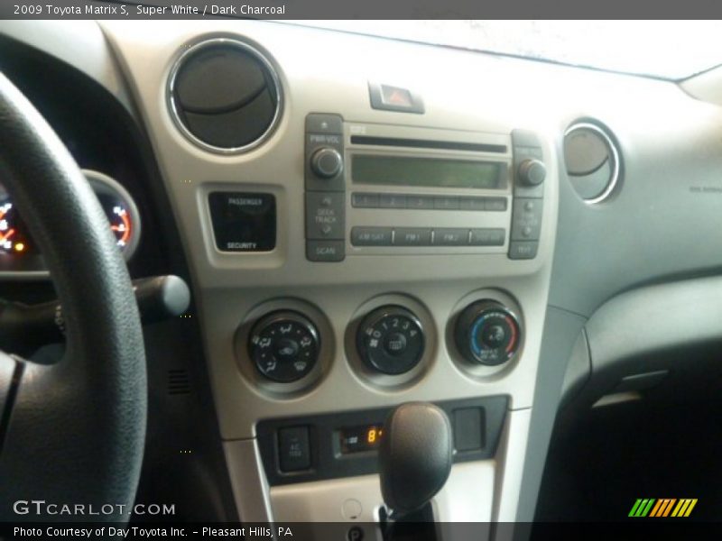 Super White / Dark Charcoal 2009 Toyota Matrix S