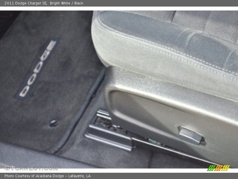 Bright White / Black 2011 Dodge Charger SE