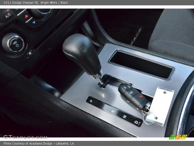 Bright White / Black 2011 Dodge Charger SE