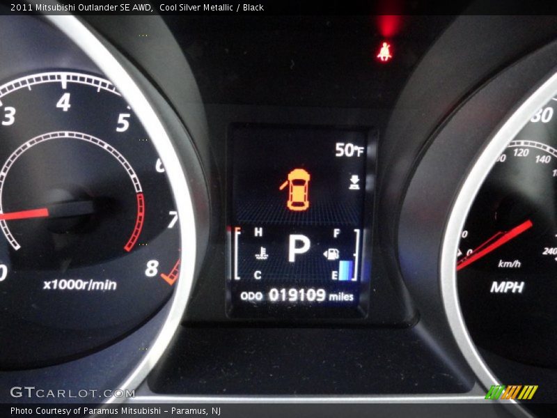 Cool Silver Metallic / Black 2011 Mitsubishi Outlander SE AWD