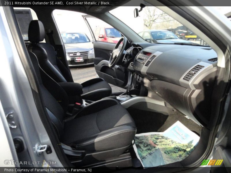 Cool Silver Metallic / Black 2011 Mitsubishi Outlander SE AWD