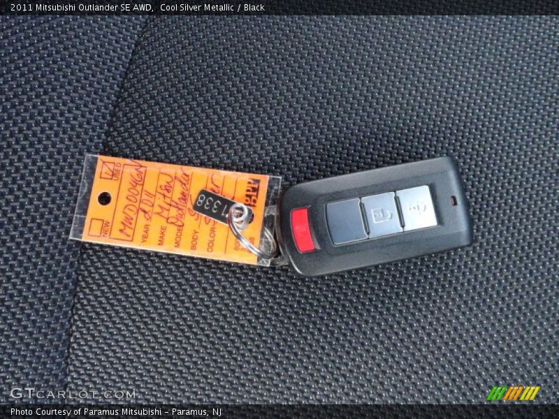 Cool Silver Metallic / Black 2011 Mitsubishi Outlander SE AWD