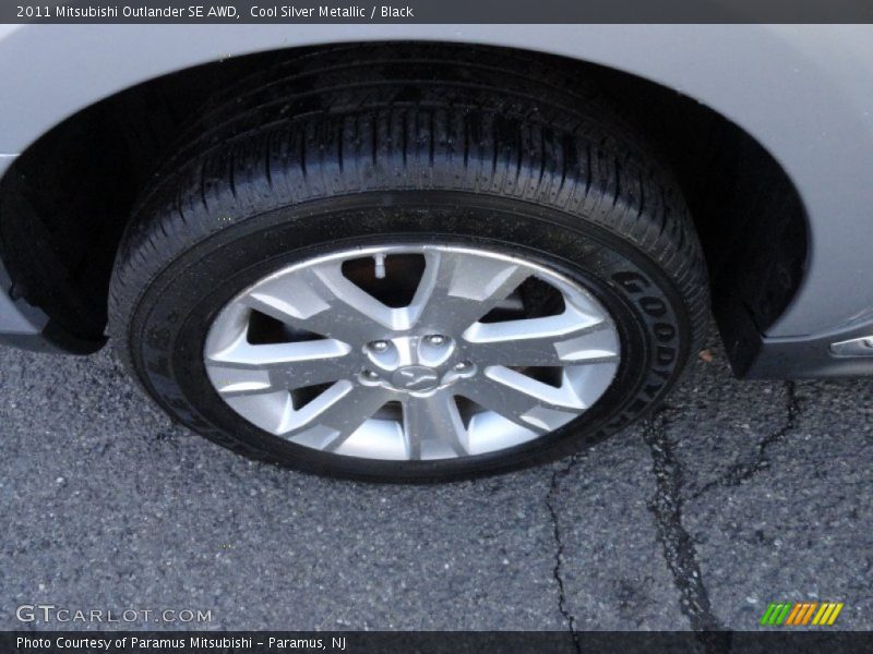 Cool Silver Metallic / Black 2011 Mitsubishi Outlander SE AWD