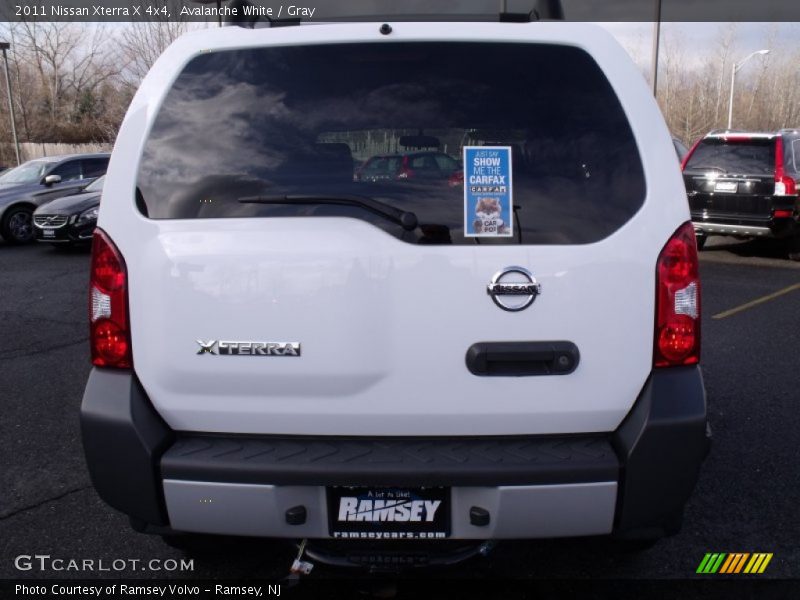 Avalanche White / Gray 2011 Nissan Xterra X 4x4