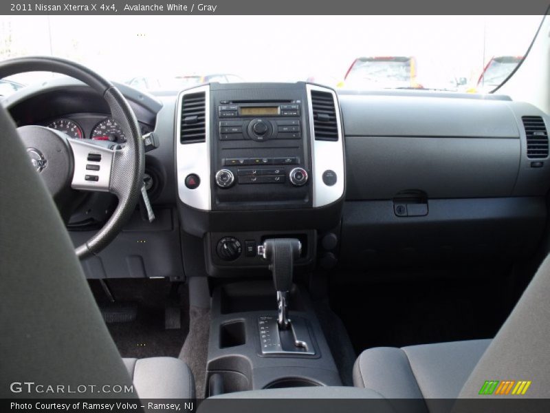 Avalanche White / Gray 2011 Nissan Xterra X 4x4