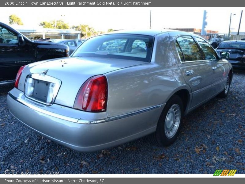 Light Parchment Gold Metallic / Light Parchment 2000 Lincoln Town Car Executive