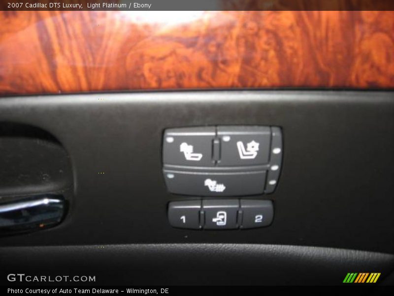 Light Platinum / Ebony 2007 Cadillac DTS Luxury
