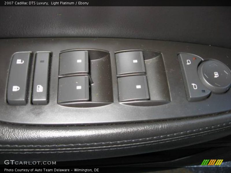 Light Platinum / Ebony 2007 Cadillac DTS Luxury