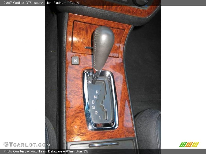 Light Platinum / Ebony 2007 Cadillac DTS Luxury