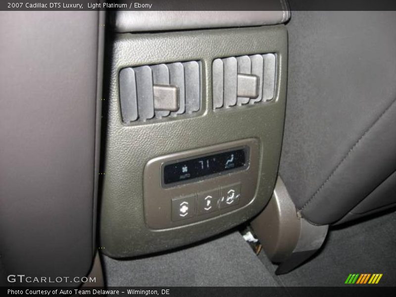Light Platinum / Ebony 2007 Cadillac DTS Luxury