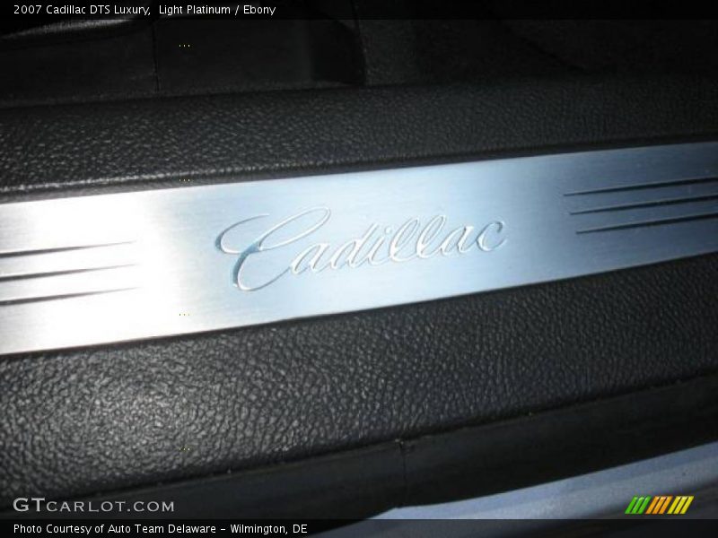 Light Platinum / Ebony 2007 Cadillac DTS Luxury