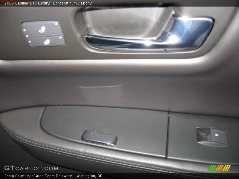 Light Platinum / Ebony 2007 Cadillac DTS Luxury