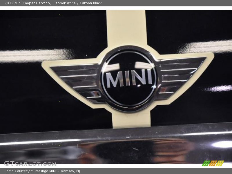 Pepper White / Carbon Black 2013 Mini Cooper Hardtop