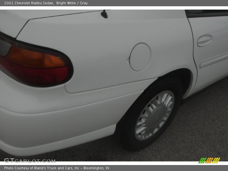 Bright White / Gray 2001 Chevrolet Malibu Sedan