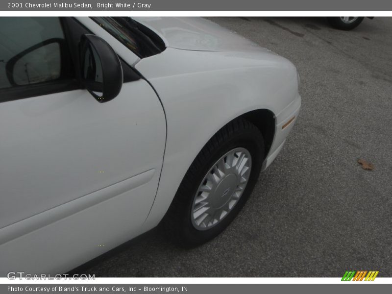 Bright White / Gray 2001 Chevrolet Malibu Sedan