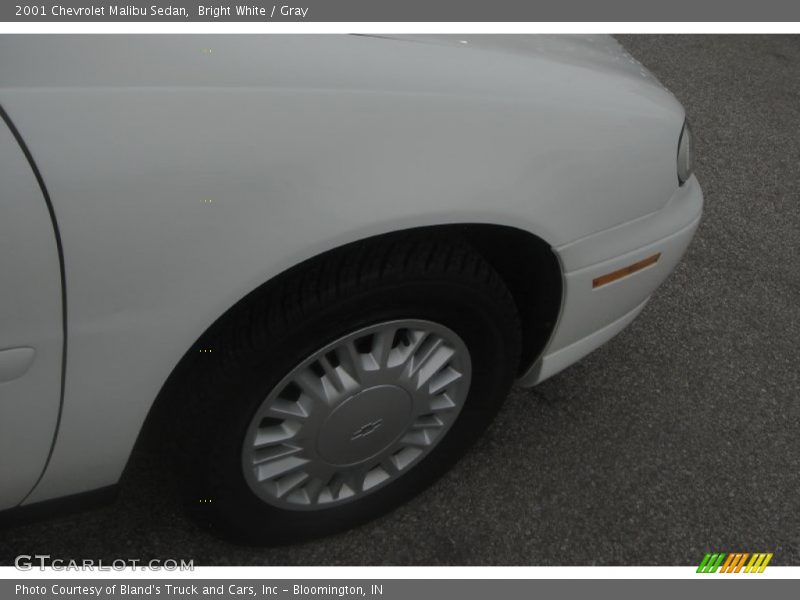 Bright White / Gray 2001 Chevrolet Malibu Sedan