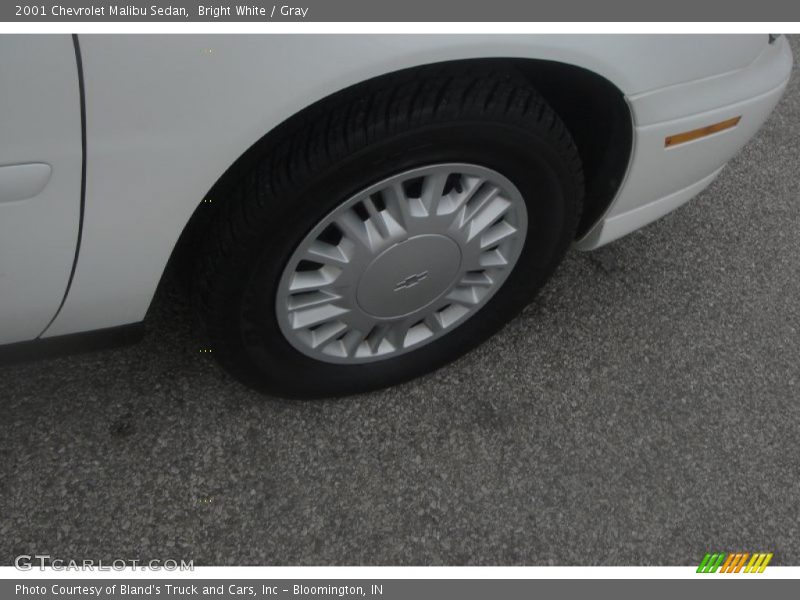 Bright White / Gray 2001 Chevrolet Malibu Sedan
