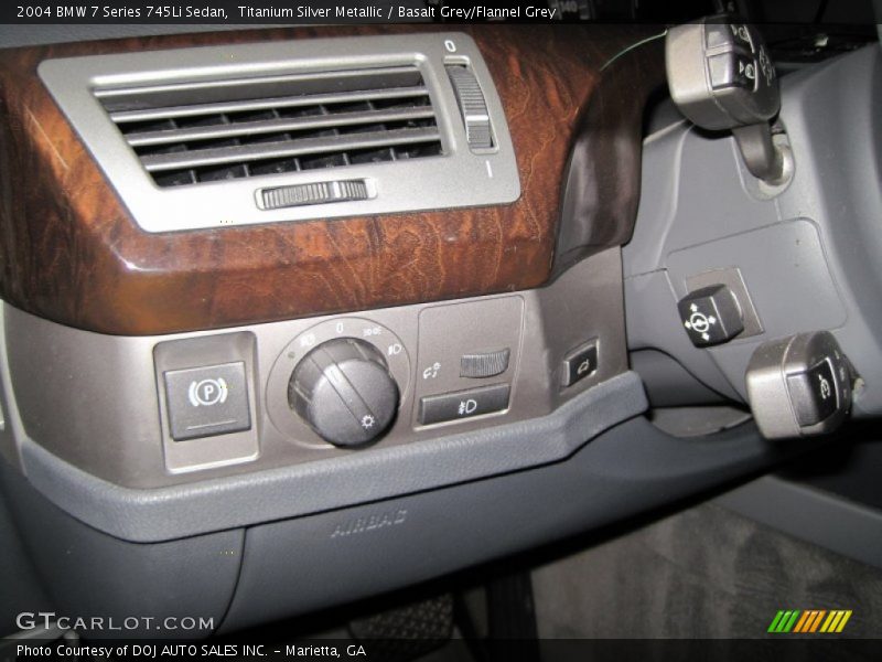 Controls of 2004 7 Series 745Li Sedan