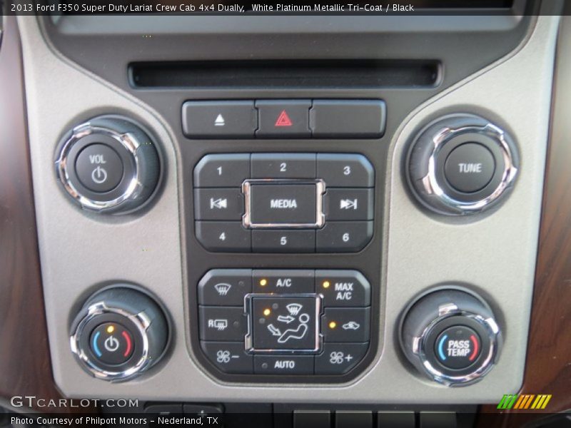 Controls of 2013 F350 Super Duty Lariat Crew Cab 4x4 Dually