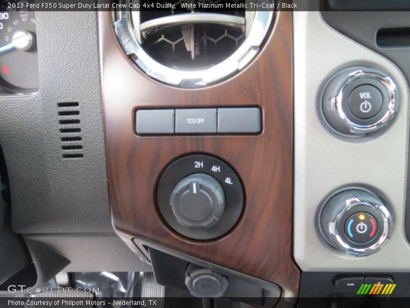 Controls of 2013 F350 Super Duty Lariat Crew Cab 4x4 Dually