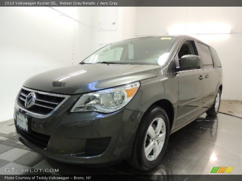 Meteor Gray Metallic / Aero Gray 2010 Volkswagen Routan SEL