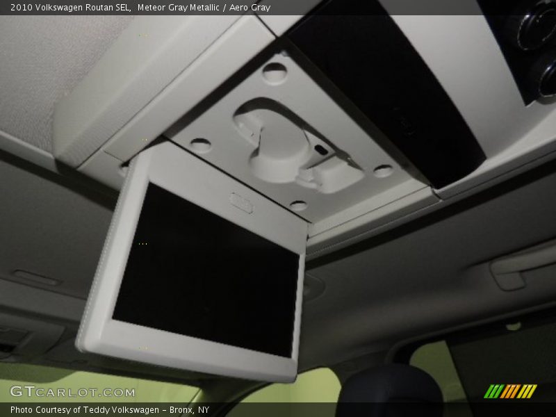 Meteor Gray Metallic / Aero Gray 2010 Volkswagen Routan SEL