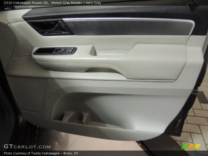 Meteor Gray Metallic / Aero Gray 2010 Volkswagen Routan SEL