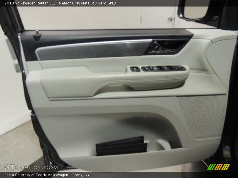 Meteor Gray Metallic / Aero Gray 2010 Volkswagen Routan SEL