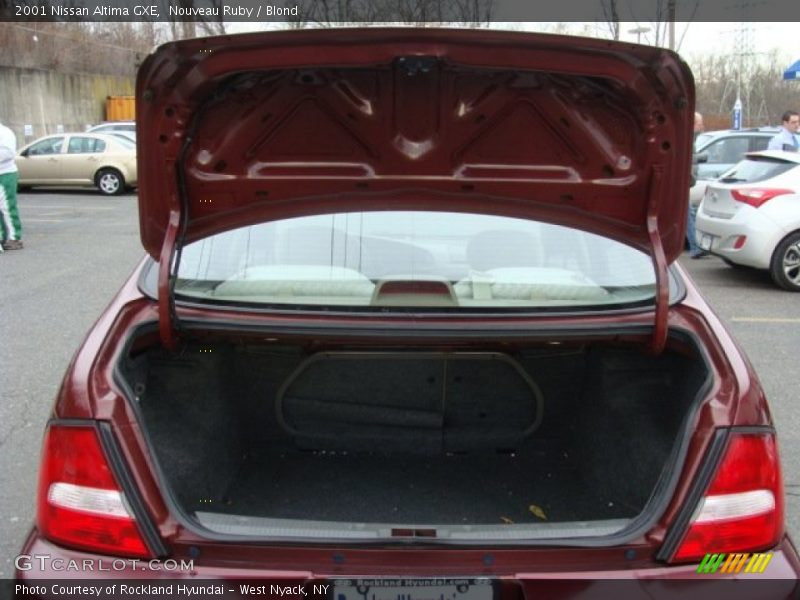 Nouveau Ruby / Blond 2001 Nissan Altima GXE