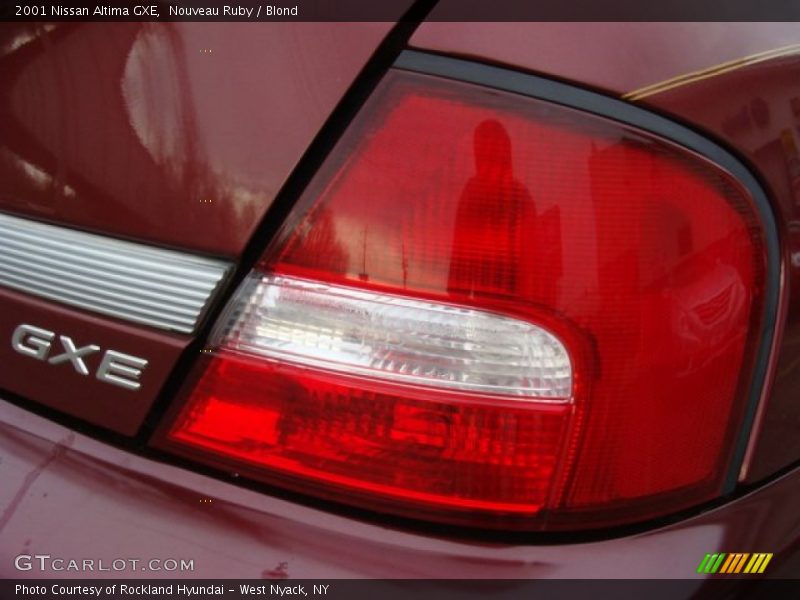 Nouveau Ruby / Blond 2001 Nissan Altima GXE