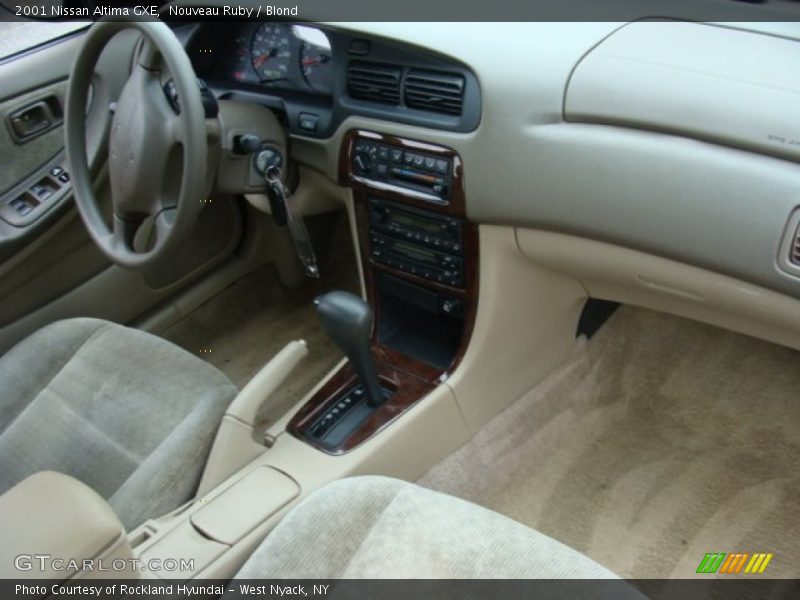 Nouveau Ruby / Blond 2001 Nissan Altima GXE