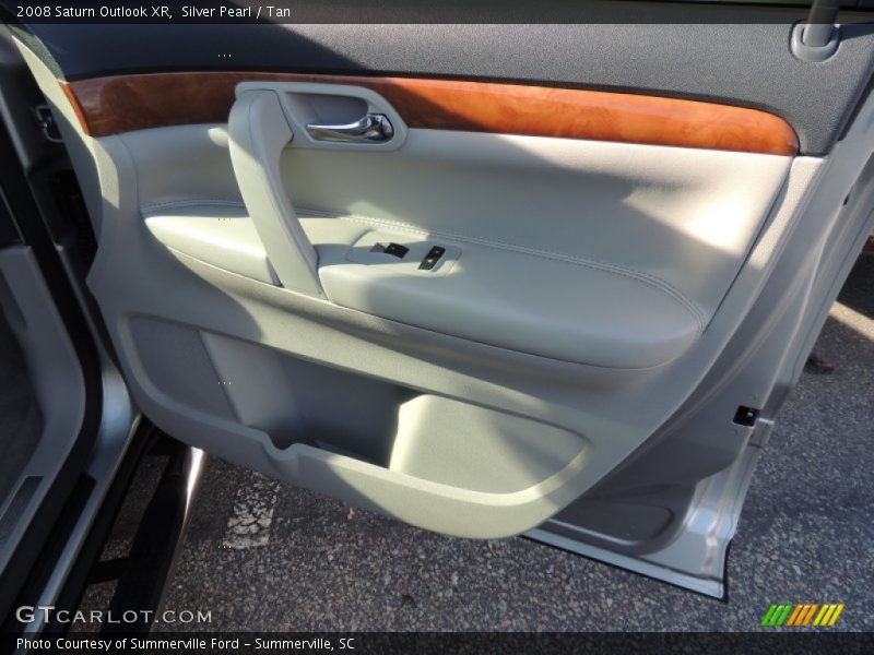 Silver Pearl / Tan 2008 Saturn Outlook XR