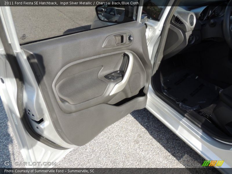Ingot Silver Metallic / Charcoal Black/Blue Cloth 2011 Ford Fiesta SE Hatchback