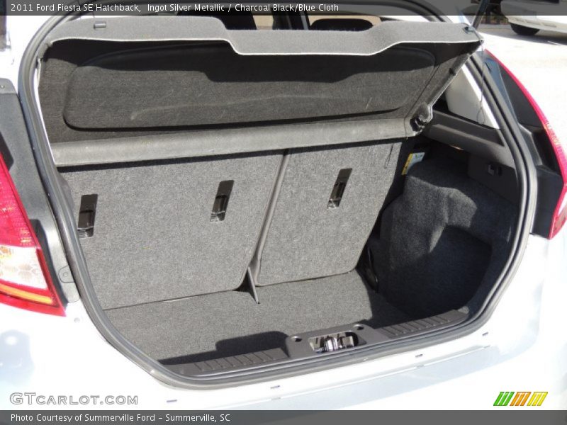 Ingot Silver Metallic / Charcoal Black/Blue Cloth 2011 Ford Fiesta SE Hatchback