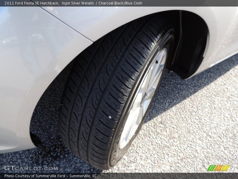 Ingot Silver Metallic / Charcoal Black/Blue Cloth 2011 Ford Fiesta SE Hatchback
