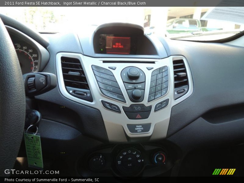 Ingot Silver Metallic / Charcoal Black/Blue Cloth 2011 Ford Fiesta SE Hatchback