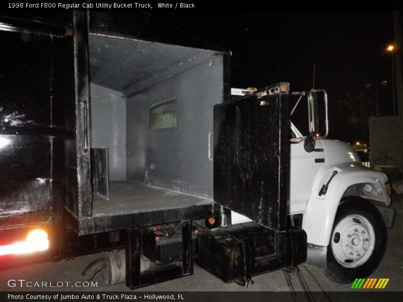 White / Black 1998 Ford F800 Regular Cab Utility Bucket Truck