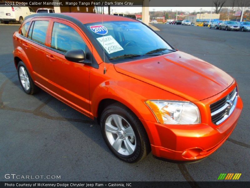 Front 3/4 View of 2011 Caliber Mainstreet