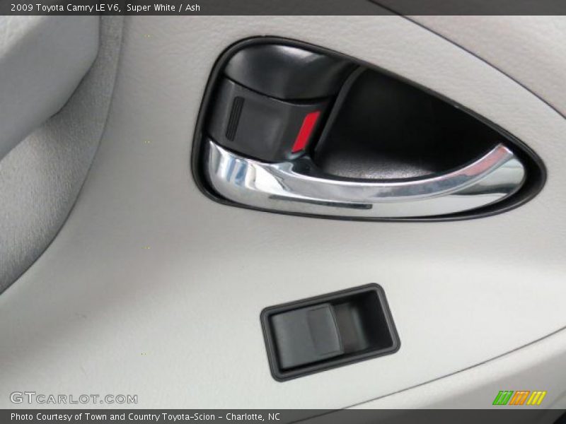Super White / Ash 2009 Toyota Camry LE V6