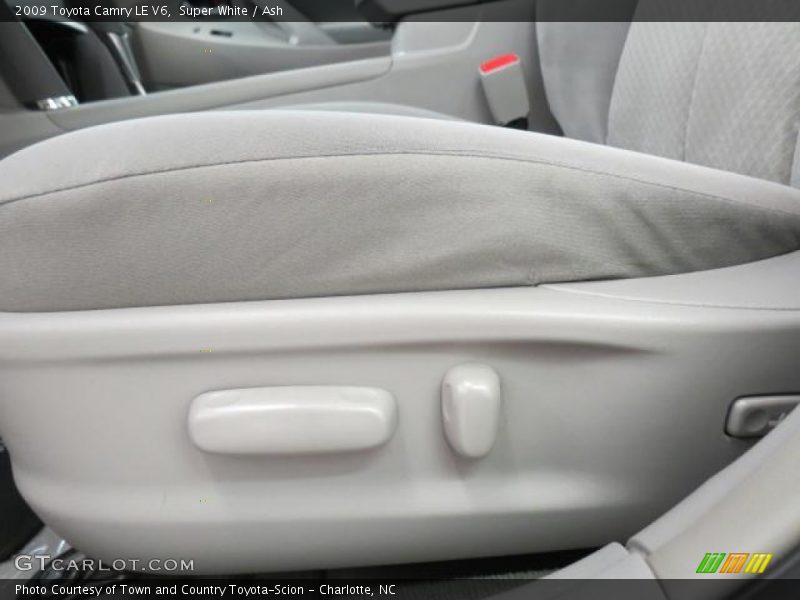 Super White / Ash 2009 Toyota Camry LE V6