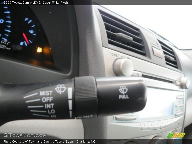 Super White / Ash 2009 Toyota Camry LE V6