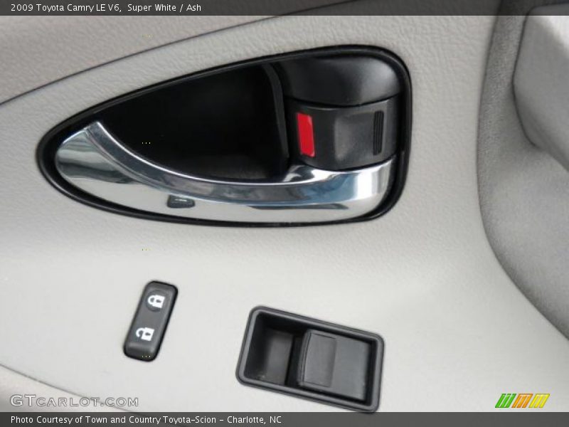 Super White / Ash 2009 Toyota Camry LE V6