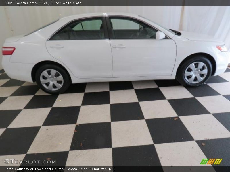Super White / Ash 2009 Toyota Camry LE V6