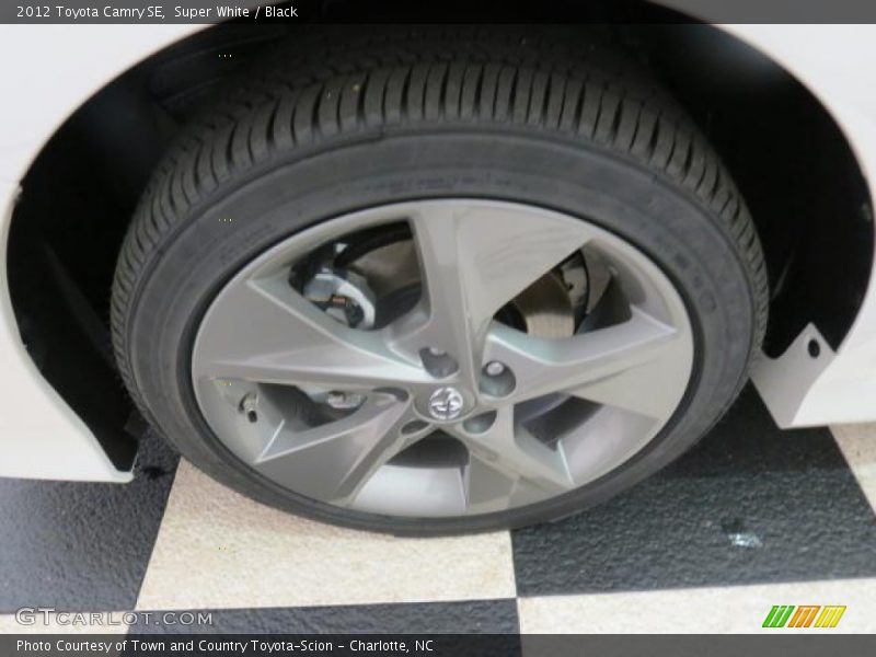 Super White / Black 2012 Toyota Camry SE