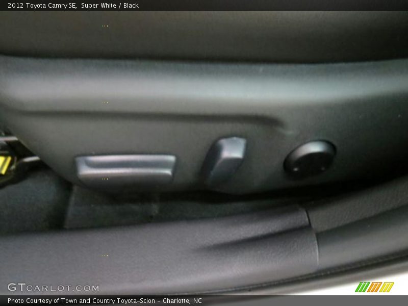 Super White / Black 2012 Toyota Camry SE