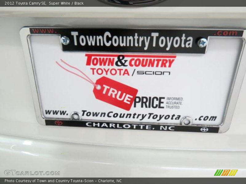 Super White / Black 2012 Toyota Camry SE